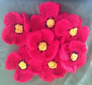 7 KNITTED FIELD POPPIES